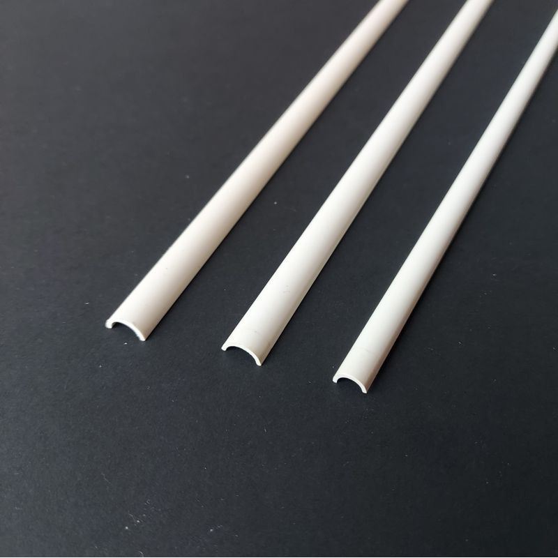 HM PŮLKRUHOVÝ PLASTOVÝ PROFIL 4,5/6*330 mm (188) MAQUETT