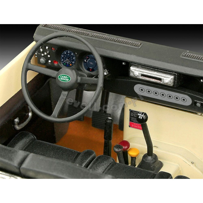 REVELL 1/24 LAND ROVER SERIES III LWB (07056)