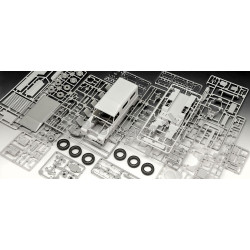 REVELL 1/24 LAND ROVER SERIES III LWB (07056)