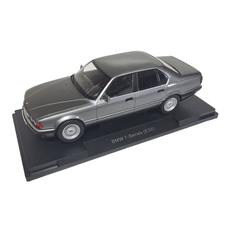 MCG 1/18 BMW 740i (E32) szary metalik