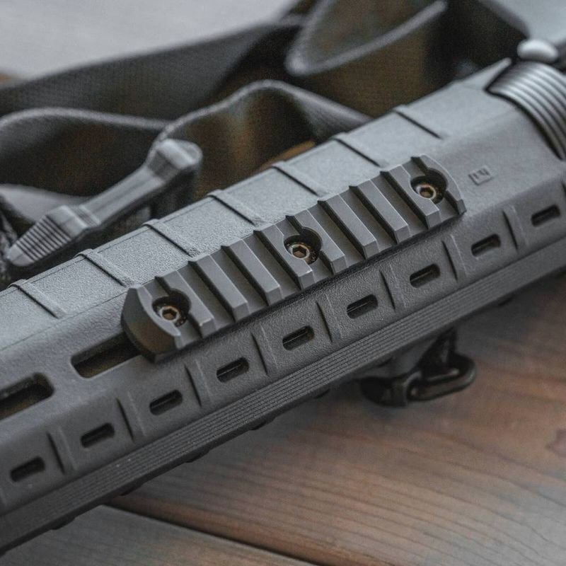 Montážní lišta – 9 slotů / Picatinny / M-LOK – hliníková (MAG583BLK) MAGPUL