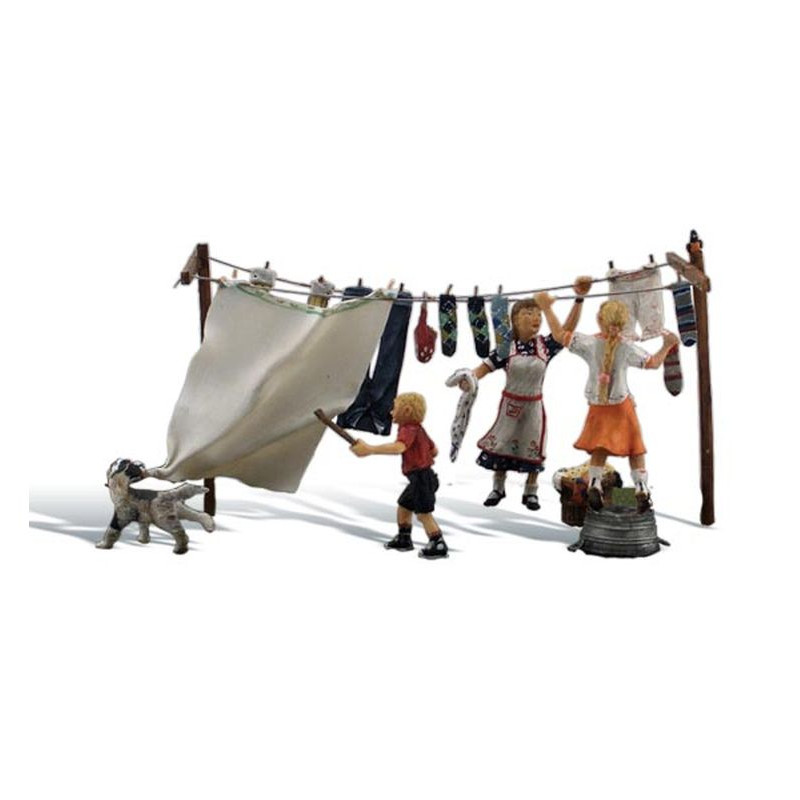 WOODLAND A1936 HO FIGURES HANGING UP LAUNDRY