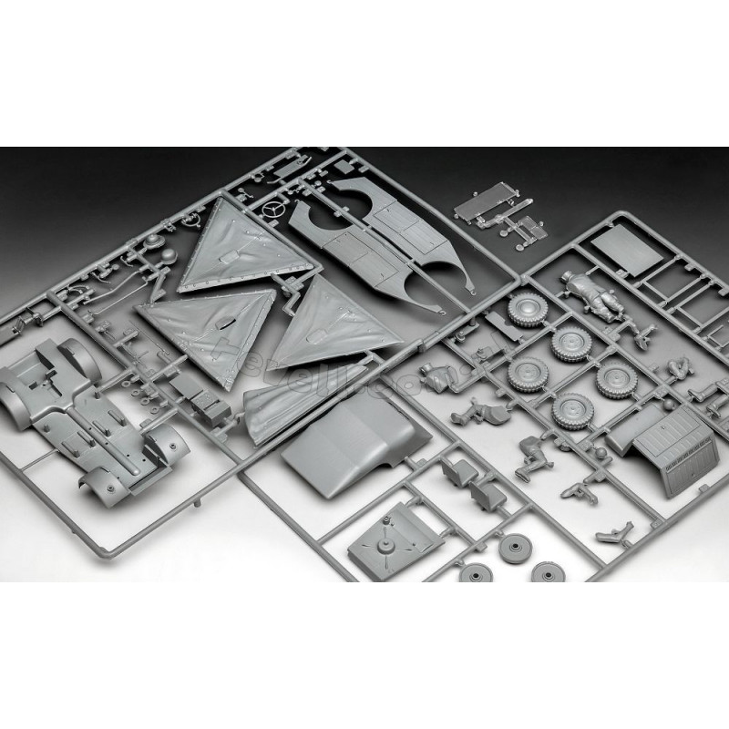 REVELL 1/35 NĚMECKÝ ŠTÁBNÍ AUTOMOBIL TYP 82 (03253)