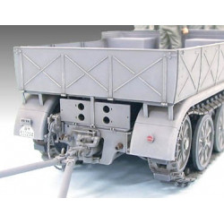 TAMIYA 1/35 GERMAN 18 TON HALF-TRACK FAMO (35239)