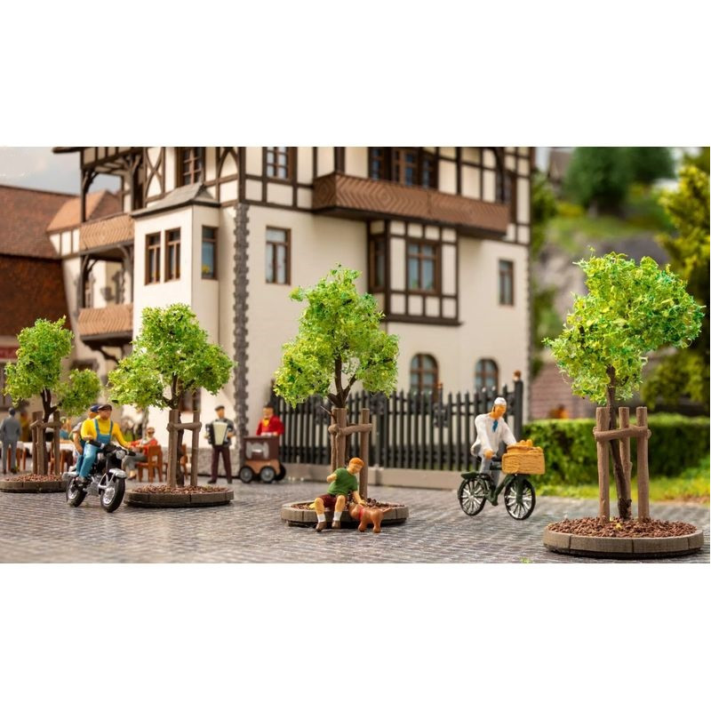 NOCH 21538 Saplings with Tree Props /    Drzewo z palikami - 4 cm / zestaw 6 sztuk