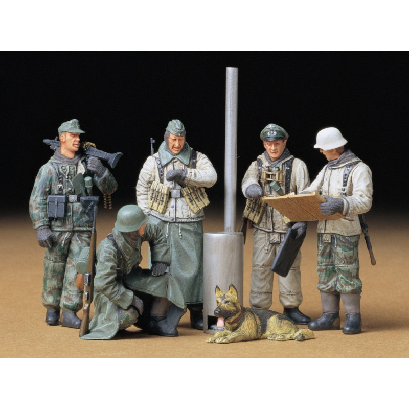 TAMIYA 1/35 NĚMEČTÍ VOJÁCI NA POLNÍM BRIEFINGU 35212