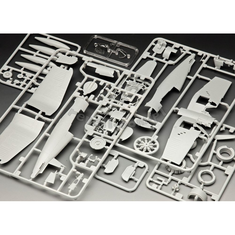 REVELL 1/72 VOUGHT FG-1D CORSAIR ROYAL NAVY (03917)