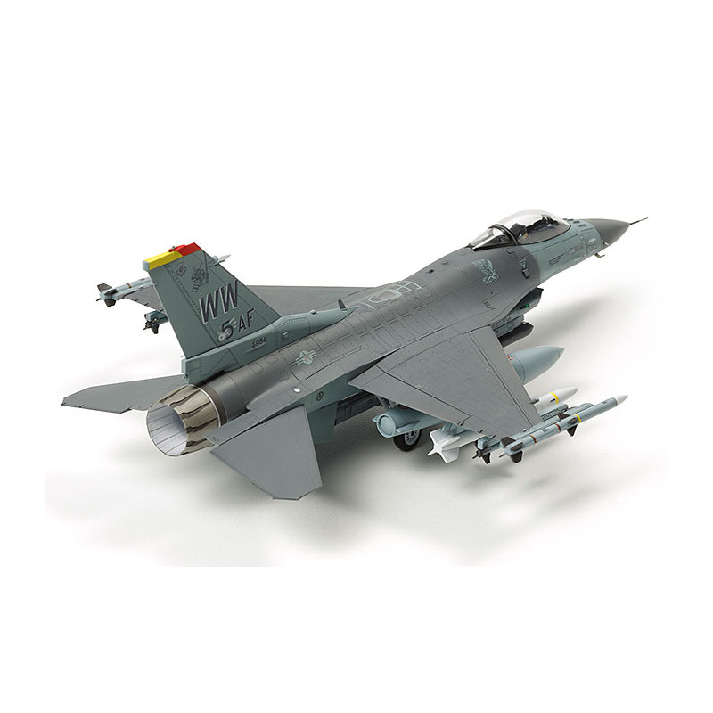 TAMIYA 1/72 LOCKHEED MARTIN F-16CJ FIGHTING FALCON s kompletním vybavením (60788)