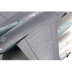 TAMIYA 1/72 LOCKHEED MARTIN F-16CJ FIGHTING FALCON s kompletním vybavením (60788)