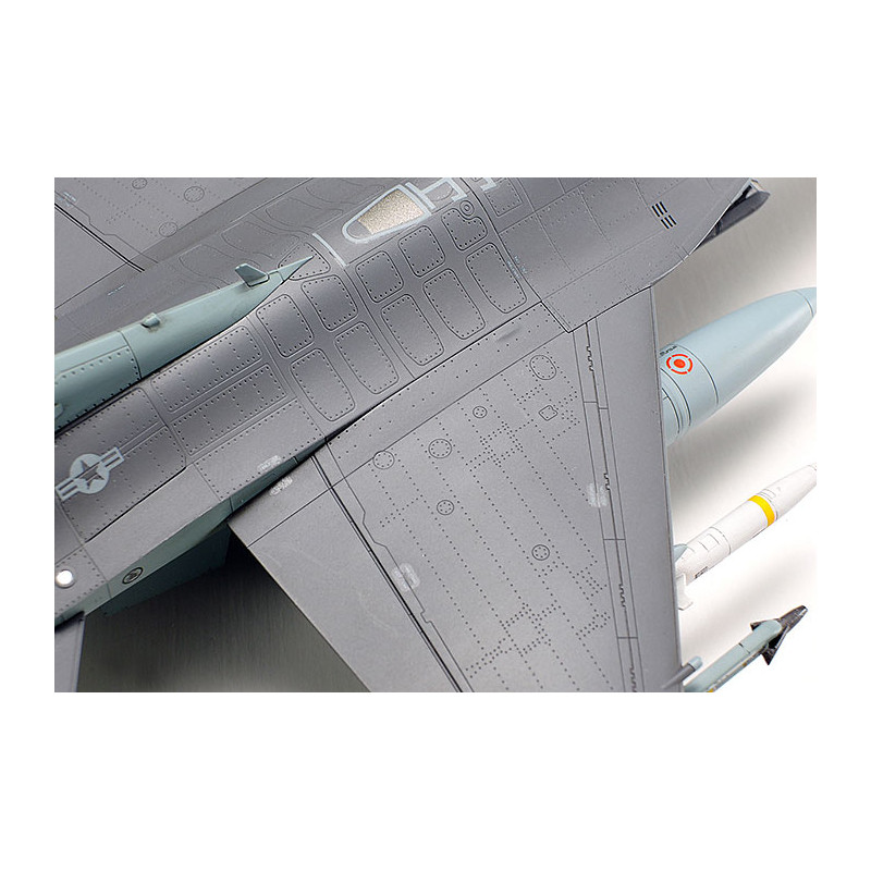 TAMIYA 1/72 LOCKHEED MARTIN F-16CJ FIGHTING FALCON s kompletním vybavením (60788)